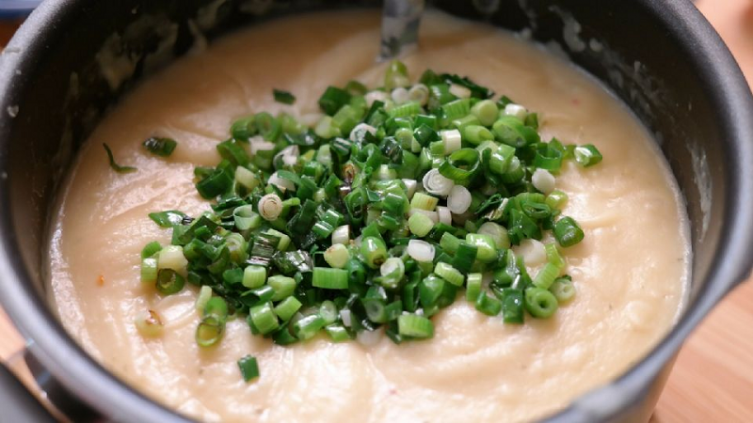 Disfrutá esta receta antifrío, sopa cremosa de papas y queso – PRONTO 