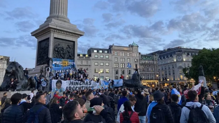 Hinchas argentinos realizaron un banderazo en Londres antes de la Finalissima - TyC Sports