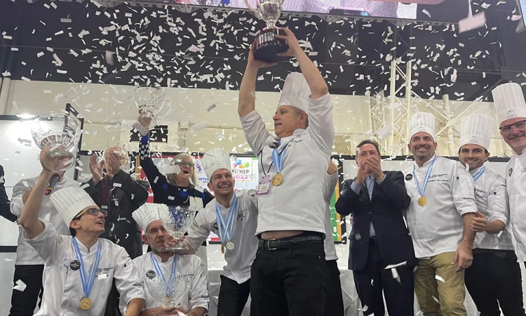 Argentina se consagró campeón latinoamericano del helado artesanal. Eduardo Zacaría alza la copa acompañado por el resto del equipo, en medio de una lluvia de papelitos – Infobae 
