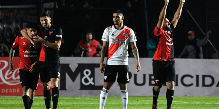 Con un polémico gol de Wanchope Ábila, Colón le ganó a River Plate, que sigue sin ganar en la Liga - Infobae 