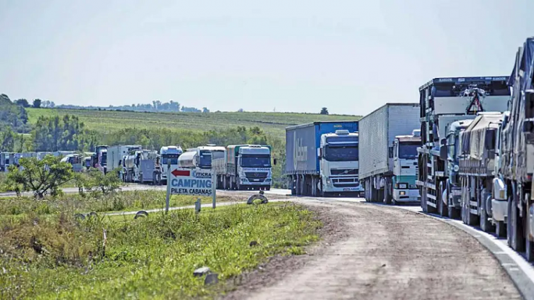 Largas filas. Los camioneros dicen que el 90% está con problemas para operar normalmente. Transportistas dicen que pueden faltar productos por gasoil – AFP 