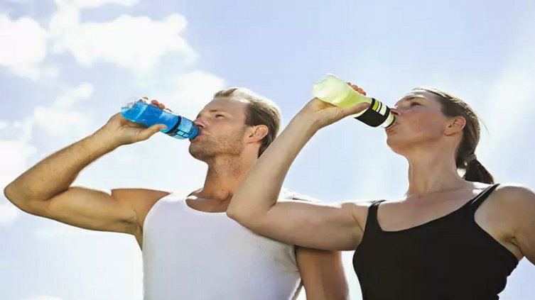 Las bebidas deportivas tienen como función principal hidratarte y reponer electrolitos, necesarios por actividad física intensa. Foto: GETTY IMAGES