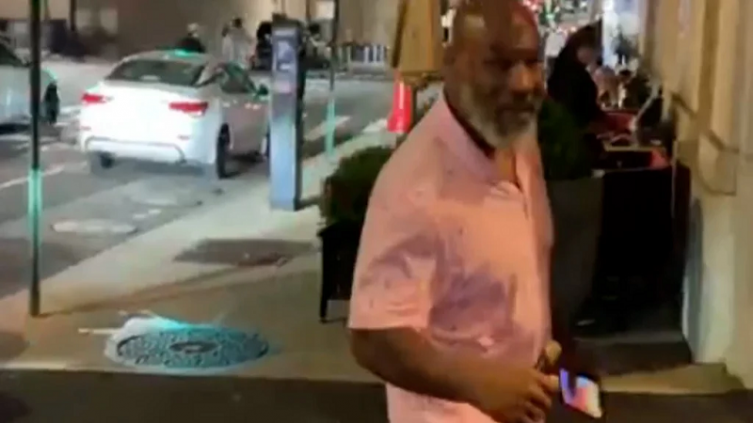 Preocupación por la salud de Mike Tyson: se viralizó un video en el que se moviliza con bastón - Infobae