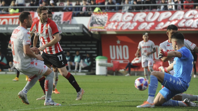 Unión perdió con gol de penal en contra ante Estudiantes en La Plata por la Liga Profesional - télam