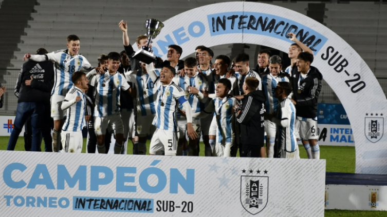 El seleccionado argentino Sub 20 de fútbol se adjudicó el trofeo Copa de la Ciudad de Maldonado. Foto: Twitter Selección Argentina