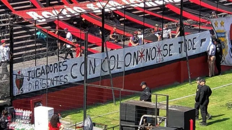 Apareció bandera amenazante en la tribuna norte de Colón y fue sacada por la policía en la previa del cotejo ante San Lorenzo. – UNO Santa Fe