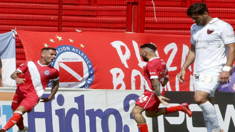 Colón sigue cayendo, fue goleado por Argentinos 4 a 0 en Santa Fe - m1 