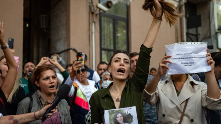 Irán entra en cuarta semana de protestas de mujeres con represión en las calles - AFP