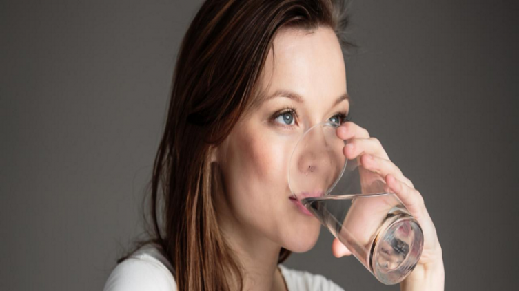Desmentido: no todo el mundo necesita beber ocho vasos de agua al día. El cuerpo humano está compuesto por un 60% de agua - GTRES