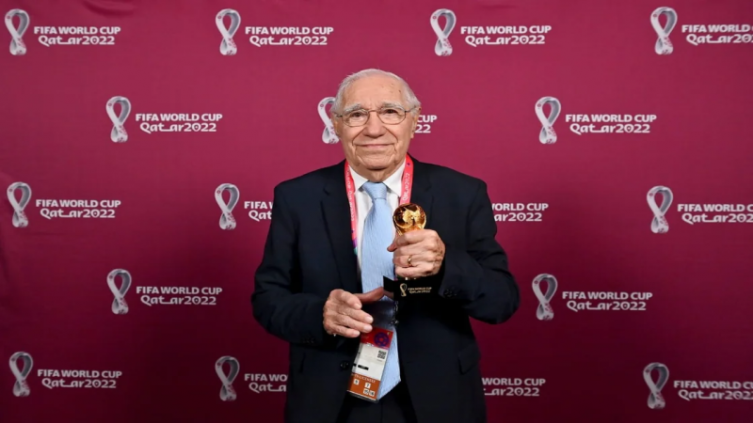 Enrique Macaya Márquez fue distinguido por la FIFA por sus 17 coberturas mundialistas - Doble Amarilla