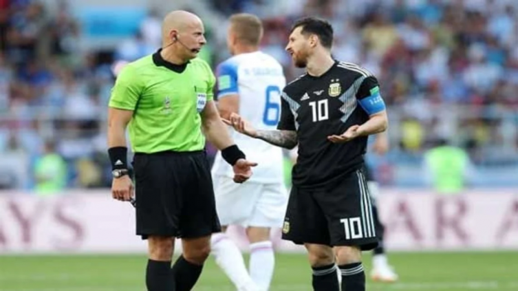 Quién es el árbitro polaco que dirigirá Argentina vs Australia en octavos de final - Doble Amarilla