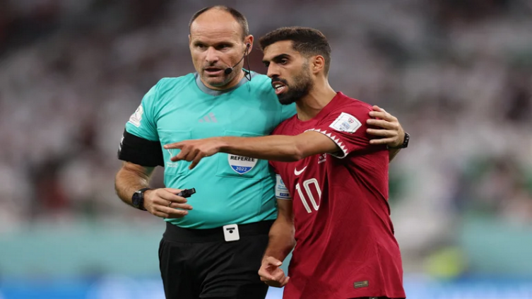 Mateu Lahoz, el árbitro conversador y poco exigente que tuvo un cruce con Messi y dirigirá Argentina-Países Bajos por los cuartos del Mundial Qatar 2022 (REUTERS/Matthew Childs)