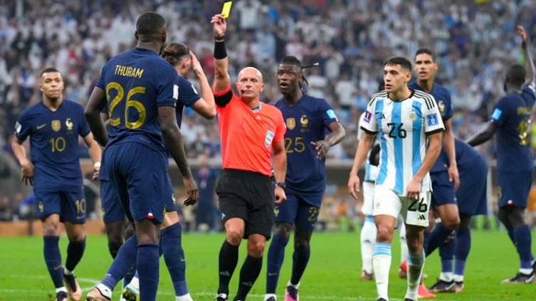 Fuerte confesión del árbitro de la final entre Argentina y Francia del Mundial: el VAR le marcó un posible penal pero decidió no revisarlo (AP Photo/Natacha Pisarenko)