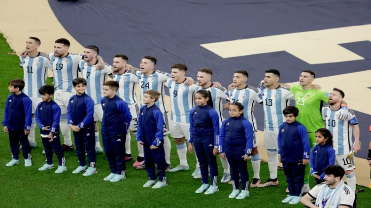 FIFA abrió un informe disciplinario contra la AFA por “conducta ofensiva” de los jugadores de la selección argentina en la final ante Francia (Getty Images)