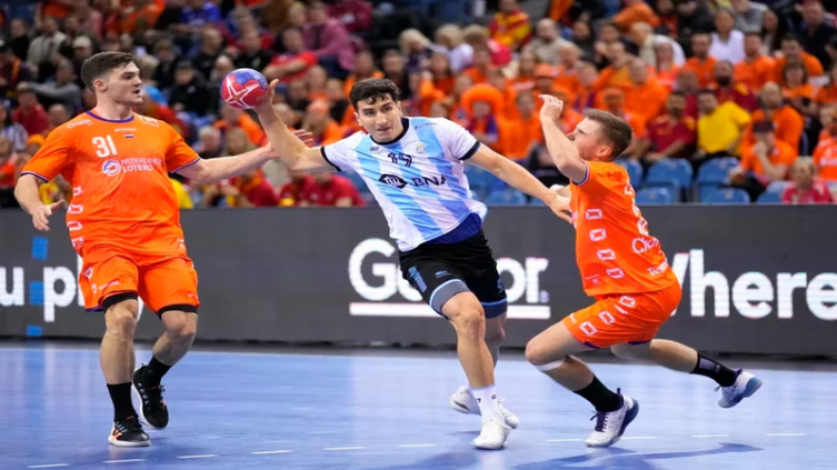 Los Gladiadores no pudieron ante Países Bajos y debutaron con derrota en el Mundial de Handball (Reuters)