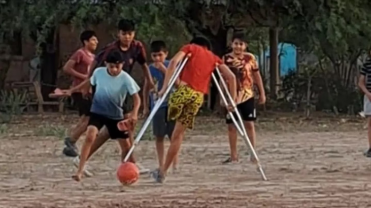 Santiago del Estero: un niño sin una pierna fue filmado jugando al fútbol en muletas y el video se hizo viral - TN