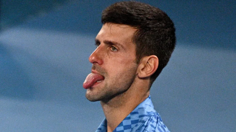 Nuevo escándalo de Novak Djokovic: recibió una botella con una nota secreta en el partido ante Grigor Dimitrov - TN