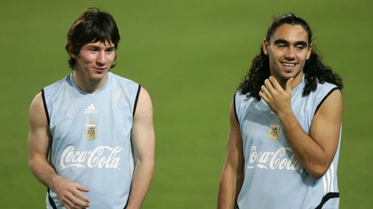 Del miedo de Messi a la furia de Scaloni: Juan Pablo Sorín contó secretos del debut de Leo en la Selección (Foto: AFP)