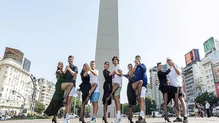 Carlos Alcaraz y varios de los mejores tenistas del mundo bailaron tango en el Obelisco en la antesala del Argentina Open - Infobae