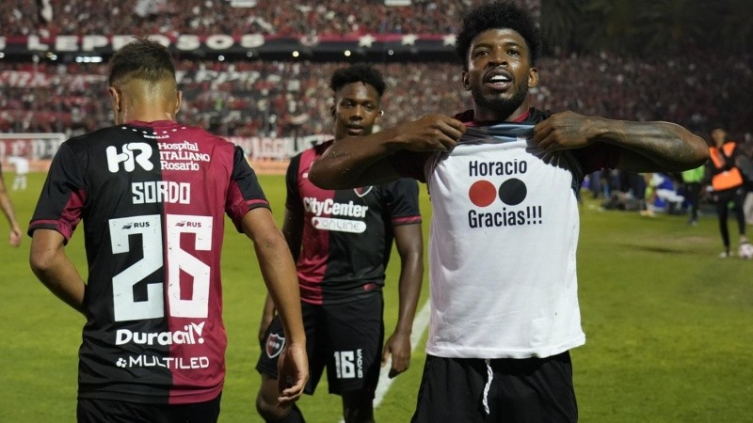 Mosquera le dedicó su gol a Horacio García, el coordinador de Newell ´s que murió poco tiempo atrás -  (Alan Monzón/Rosario3)
