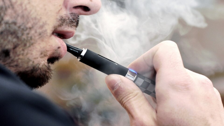 El Ministerio de Salud prohibió la importación y venta de cigarrillos electrónicos - (Foto: Télam)