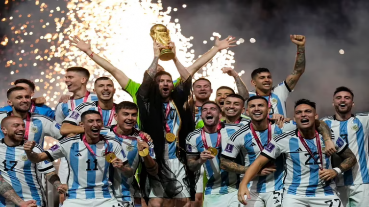 Argentina desplazó a Brasil y recuperó el liderazgo del ranking FIFA: cuándo fue la última vez que estuvo en el primer lugar - (AP Foto/Martin Meissner)