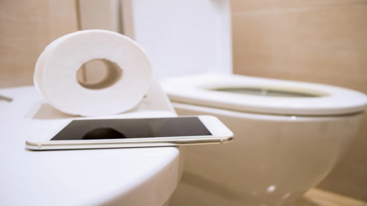 Por qué deberíamos dejar de usar el celular en el baño - Shutterstock