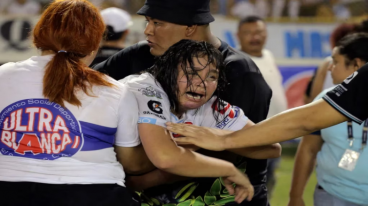 Los videos del horror: así comenzó la estampida en el estadio de El Salvador que terminó con 12 muertos - TN