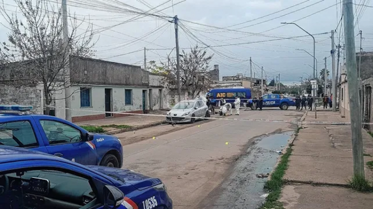 Asesinaron a un hombre con más de diez balazos en las calles de B° San Lorenzo - UNO Santa Fe