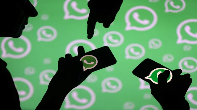 WhatsApp busca aumentar sus características de protección a la privacidad para los usuarios ocultando sus números en las comunidades para que nadie más pueda verlos. (REUTERS/Dado Ruvic)