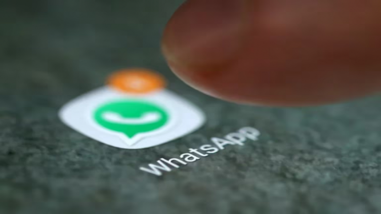 WhatsApp petmitirá que los miembros de un grupo de chat envíen los mensajes a los administradores para que sean evaluados. (REUTERS/Dado Ruvic)