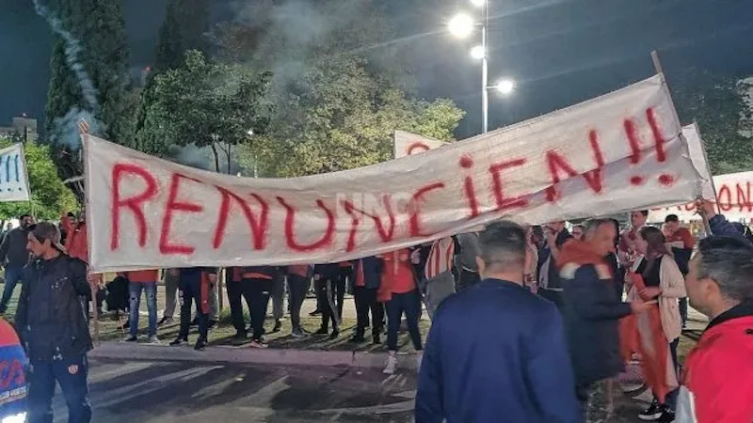 Los hinchas de Unión se manifestaron en la sede social del club - UNO Santa Fe