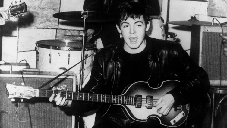 Fanáticos de Paul McCartney unen fuerzas para ayudar al músico a recuperar su histórico bajo Höfner (Photo by Keystone/Getty Images)