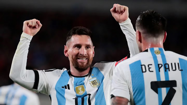 Lionel Messi festejó la victoria de Argentina y dejó una sorpresiva advertencia sobre su futuro (Foto: EFE)