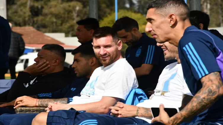 Ante la presencia de Messi y con un campeón del mundo como capitán, el Sub 23 de Argentina derrotó a Bolivia - Infobae