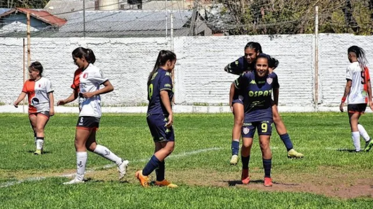 El equipo femenino de fútbol de Unión no tuvo piedad y goleó como visitante a Juventud Unida - Prensa Unión