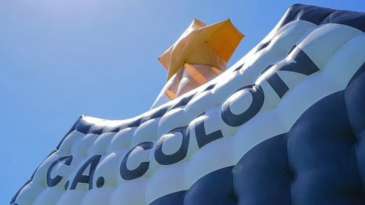 Colón lució una manga especial con el detalle de la estrella sumada en 2021, para la edición 2023 del Clásico Santafesino. - Prensa Colón