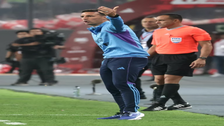 7 frases de Scaloni tras la victoria en Perú: los elogios a Messi, lo que no le gustó del equipo y los clásicos ante Uruguay y Brasil (REUTERS/Sebastian Castaneda)