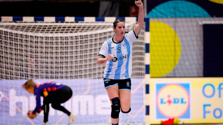 Argentina venció a Congo y logró el primer triunfo en el Mundial femenino de Handball. (@CAHandball)