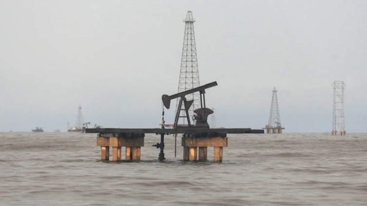 Precios del petróleo cierran con leve caída pese a tensiones en el Mar Rojo Foto: Reuters