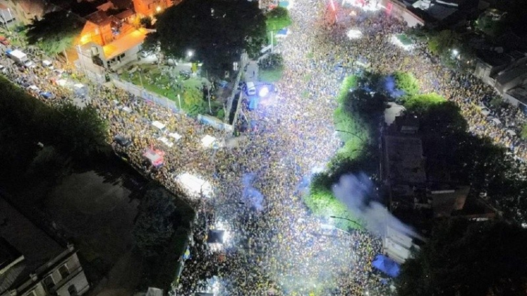 Miguel Russo, el plantel y miles de hinchas festejan los 134 años de Rosario Central. (Twitter @JooakoRC)