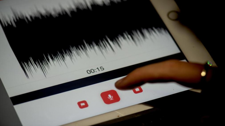 Claves para detectar una llamada de estafa que usa clonación de voz - La Vanguardia