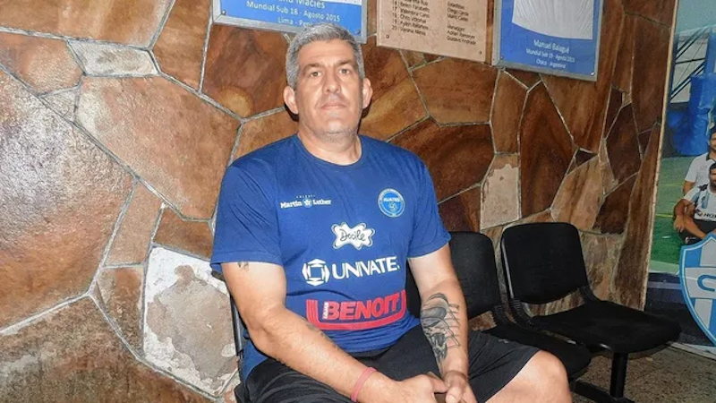 Estanislao Vachino es el entrenador en jefe del equipo femenino de Villa Dora. - UNO Santa Fe