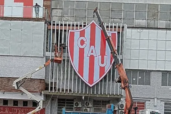 Renovado: volvieron a colocar el escudo en la fachada de Unión@juanjosetuljak