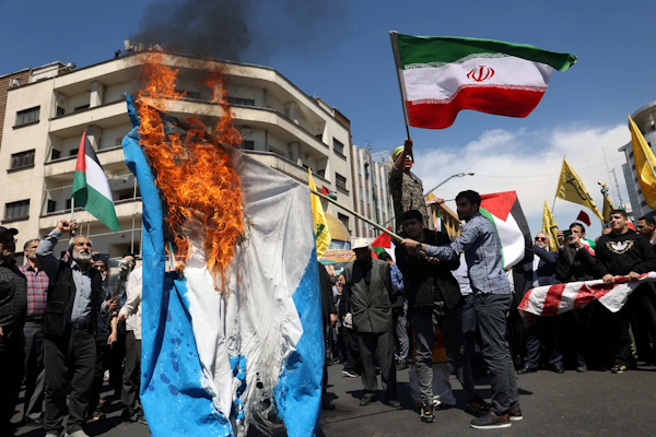 Iraníes queman una bandera israelí en Teherán, Irán, el 5 de abril, 2024. Foto: Majid Asgaripour/WANA (West Asia News Agency) via Reuters/Foto de Archivo
