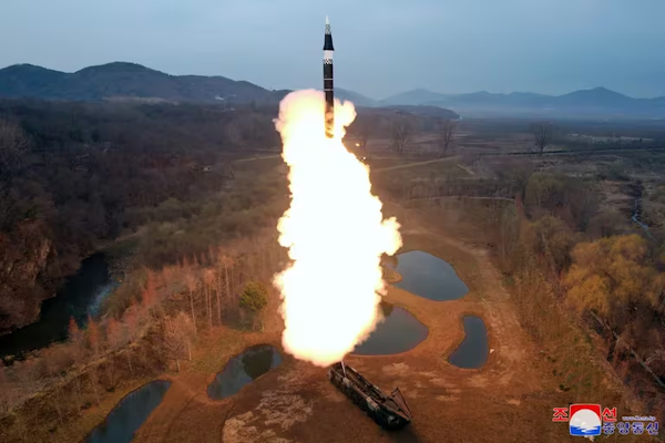 Alerta en Occidente: el régimen de Corea del Norte efectuó ensayos militares con una ojiva nuclear de gran tamaño (REUTERS)