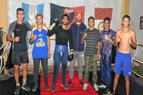 Los representantes del Club Colón que pelearán este sábado en el gimnasio Roque Otrino. - UNO Santa Fe