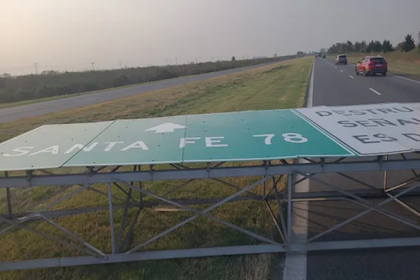 Se cayó un cartel indicador sobre la autopista Santa Fe – Rosario