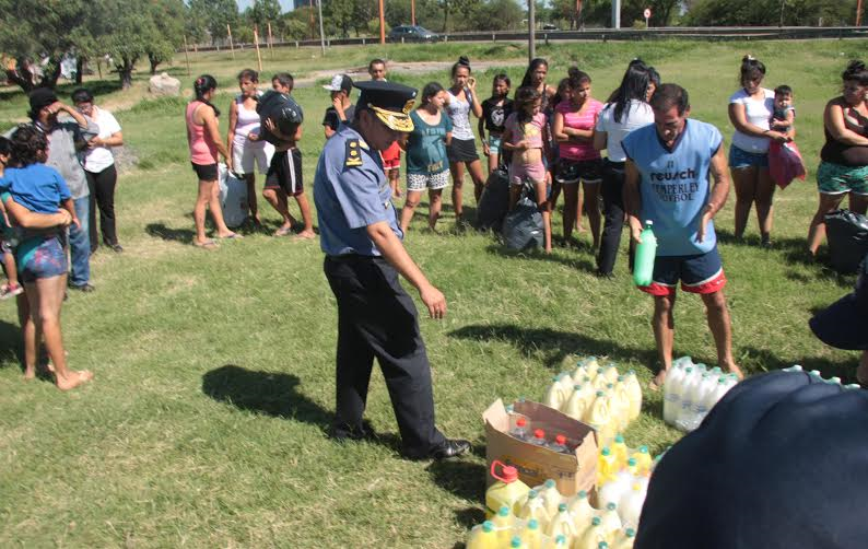 Crecida del Río Paraná - Donaciones de la policía a evacuados