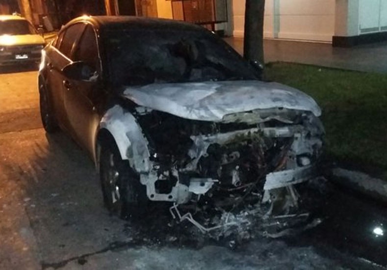 Auto Chevrolet quemado en Santa Fe - Foto Twitter Verónica Ensinas - Lt 10